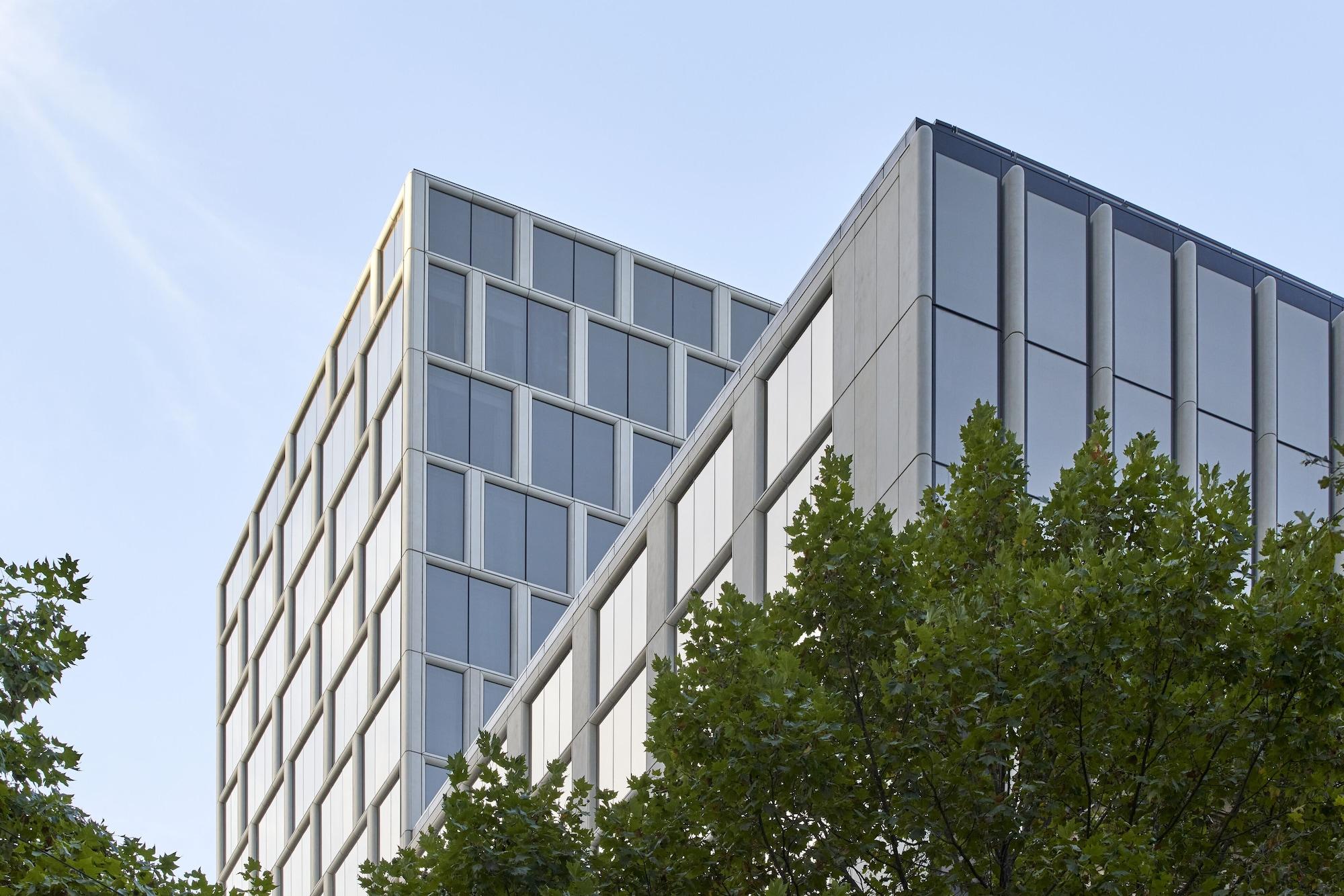Hilton Melbourne Little Queen Street Bagian luar foto The new building of the University of Cambridge Judge Business School