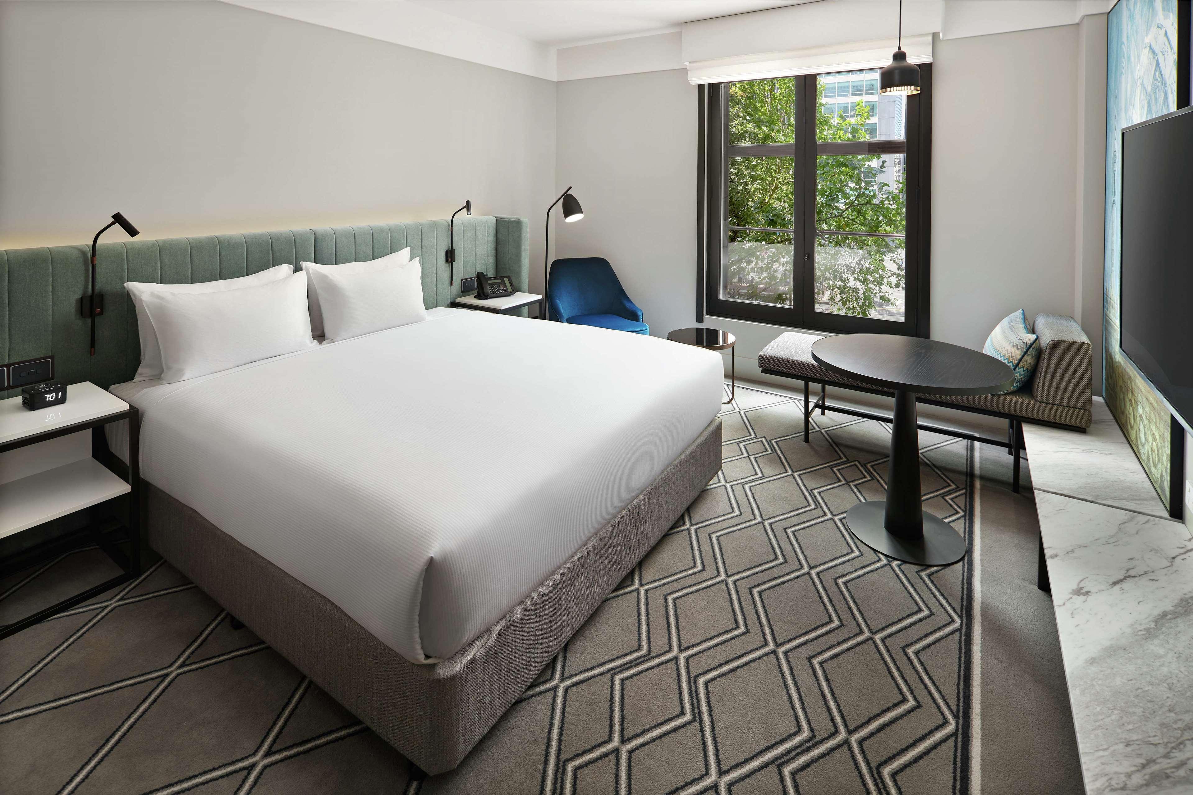 Hilton Melbourne Little Queen Street Bagian luar foto A room at the hotel