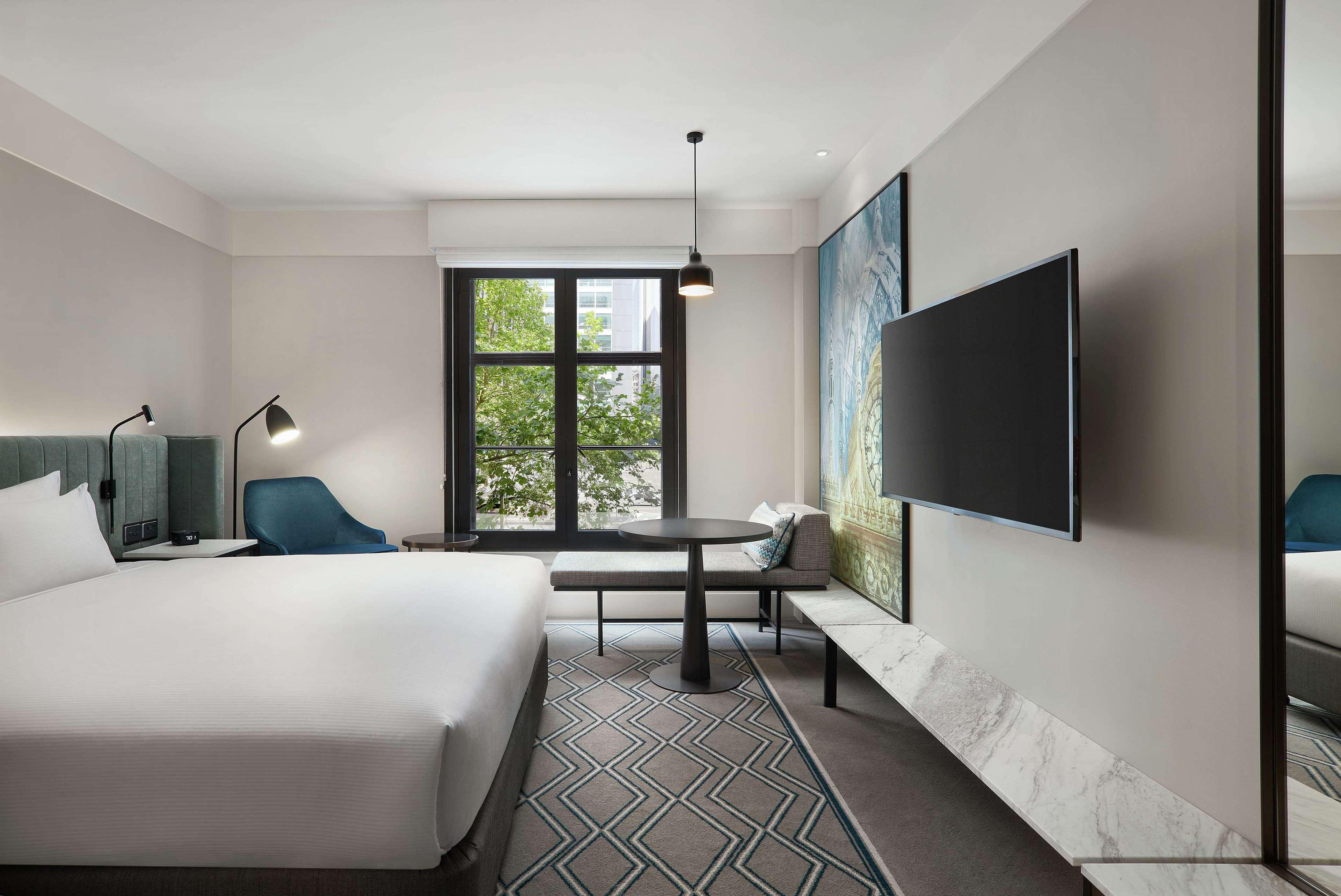 Hilton Melbourne Little Queen Street Bagian luar foto A guest room at the hotel