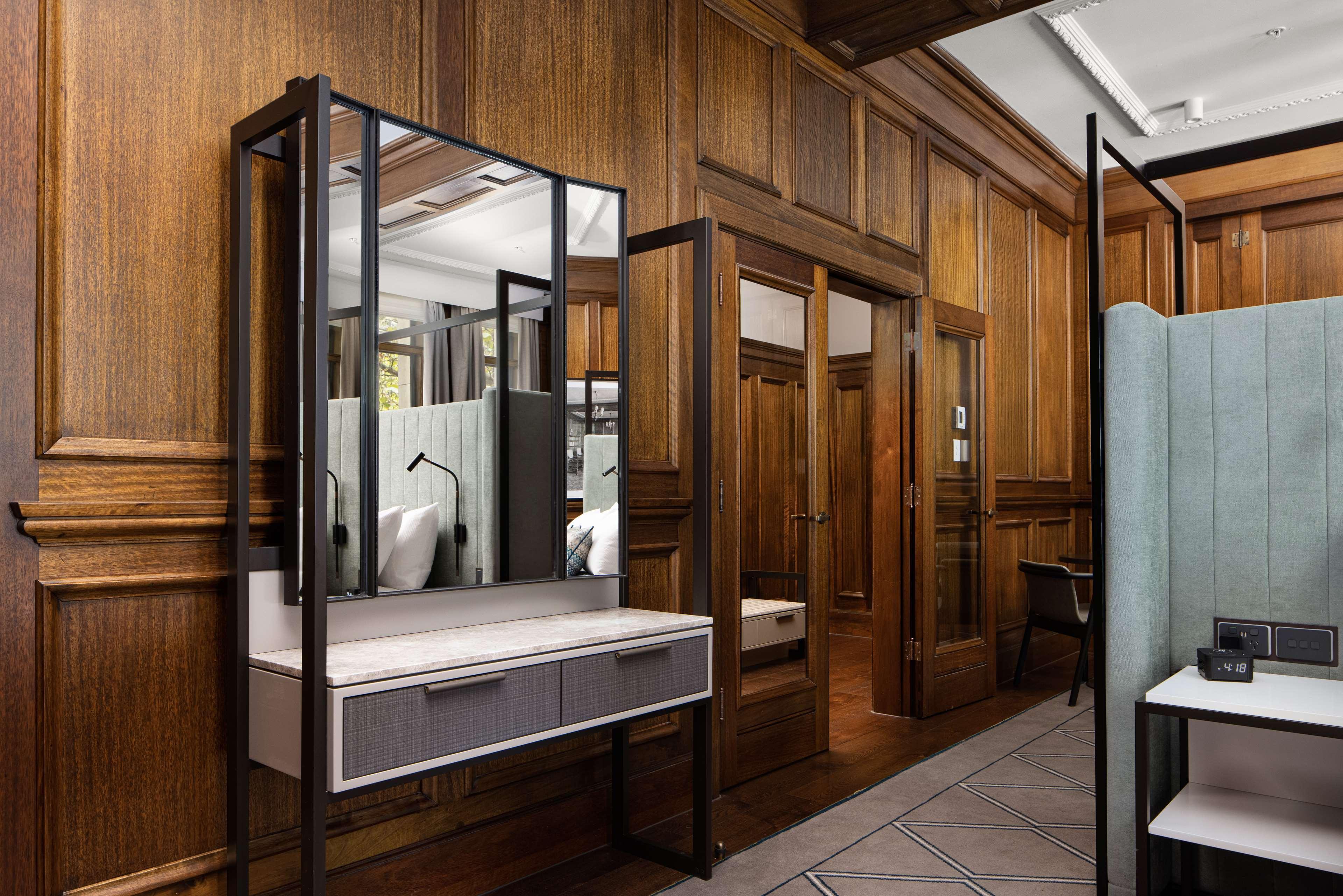 Hilton Melbourne Little Queen Street Bagian luar foto The interior of the station's public toilets