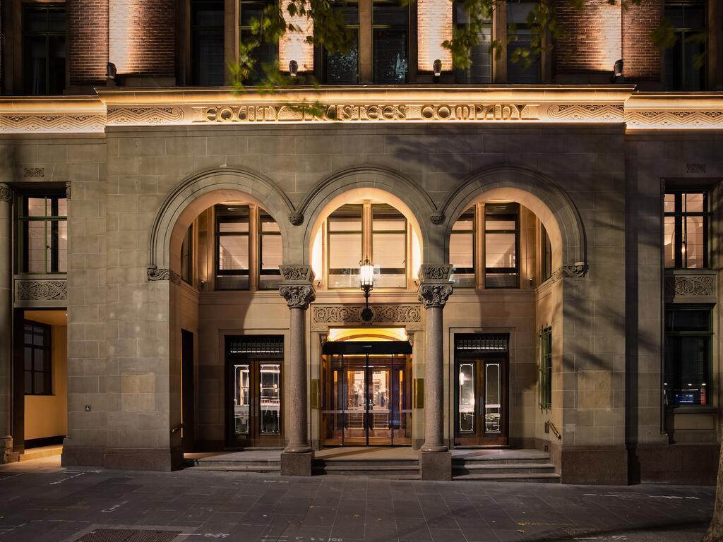 Hilton Melbourne Little Queen Street Bagian luar foto The entrance to the hotel