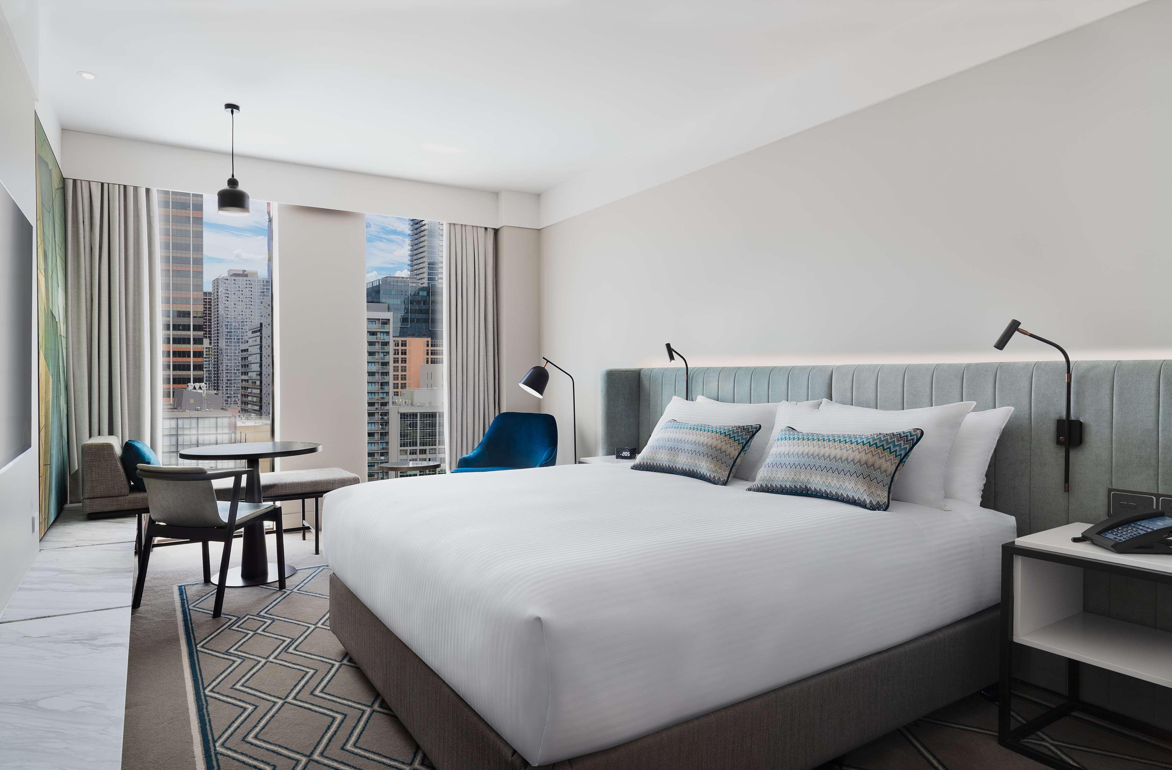 Hilton Melbourne Little Queen Street Bagian luar foto A guest room at the hotel