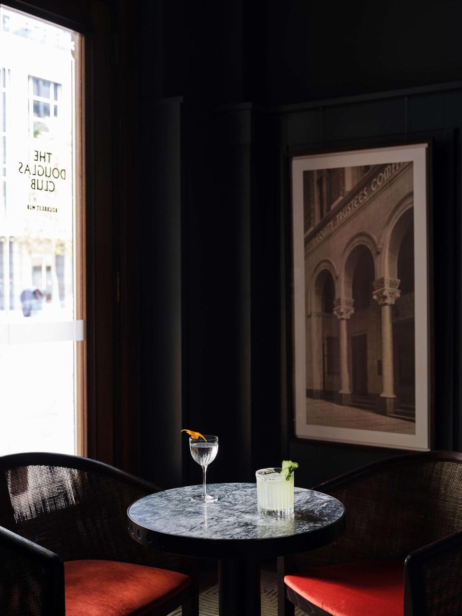 Hilton Melbourne Little Queen Street Bagian luar foto The Lounge at the Hotel