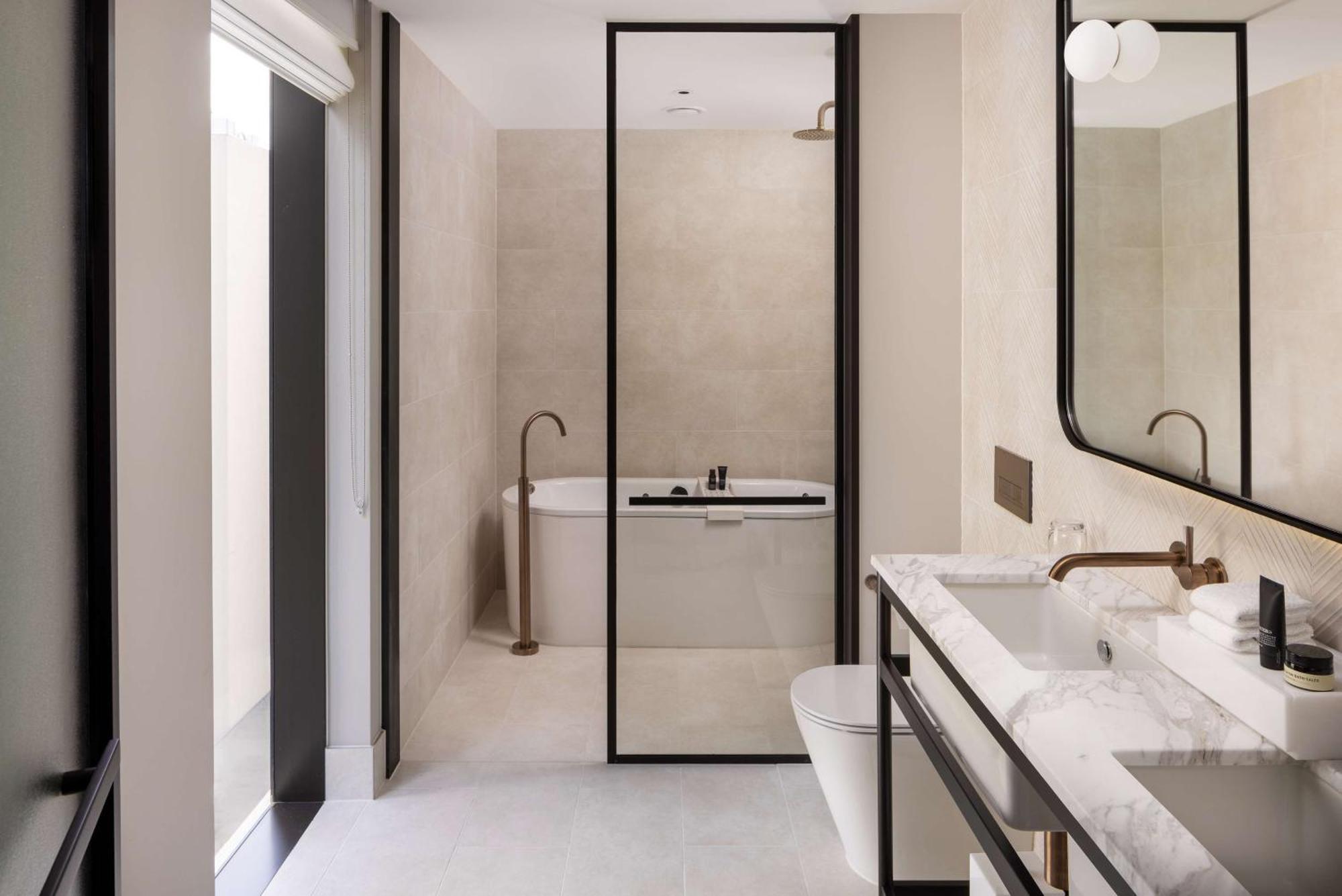 Hilton Melbourne Little Queen Street Bagian luar foto Bathroom