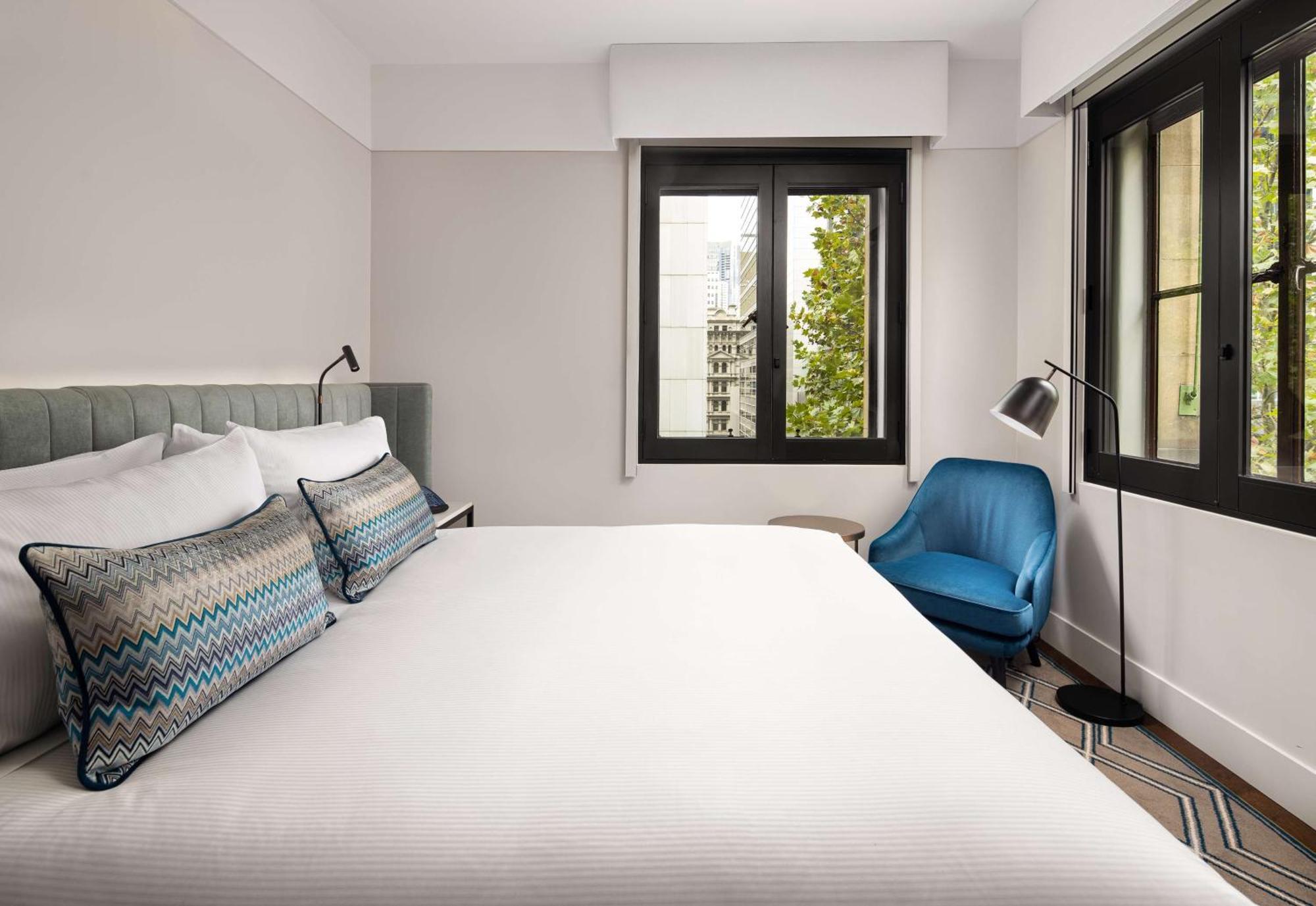 Hilton Melbourne Little Queen Street Bagian luar foto A bedroom at the hotel