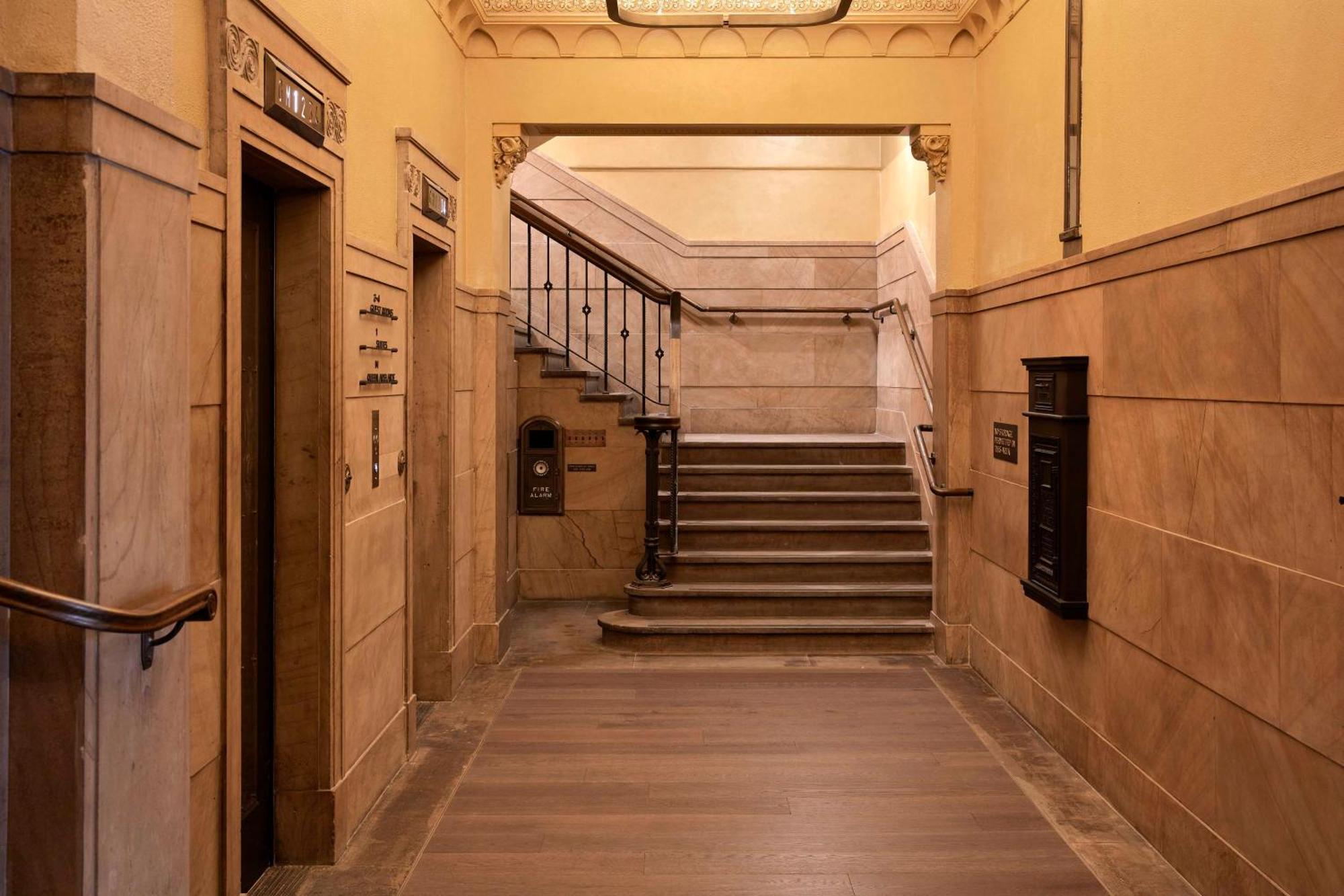 Hilton Melbourne Little Queen Street Bagian luar foto Interior of the building
