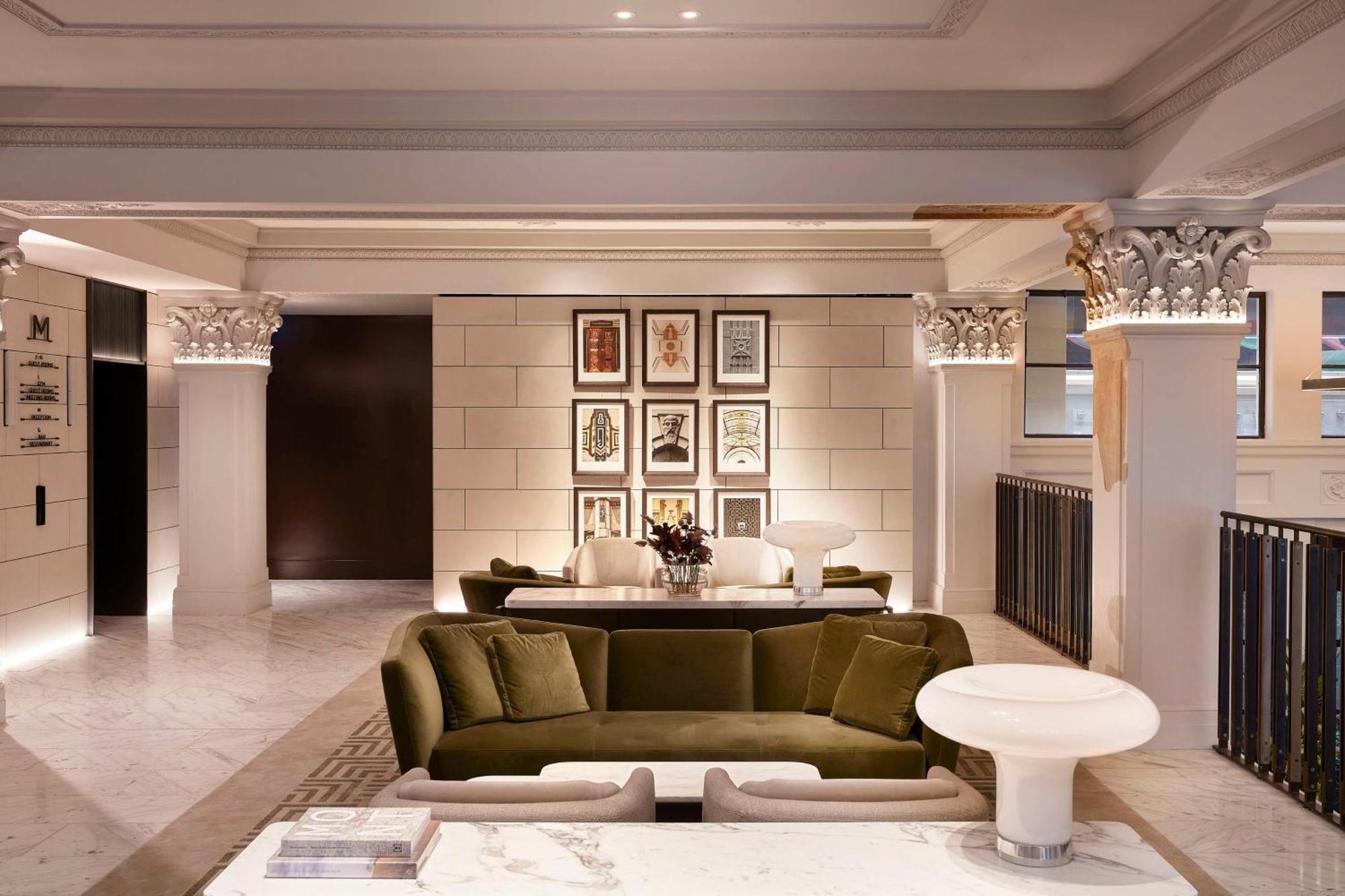 Hilton Melbourne Little Queen Street Bagian luar foto The lobby of the hotel