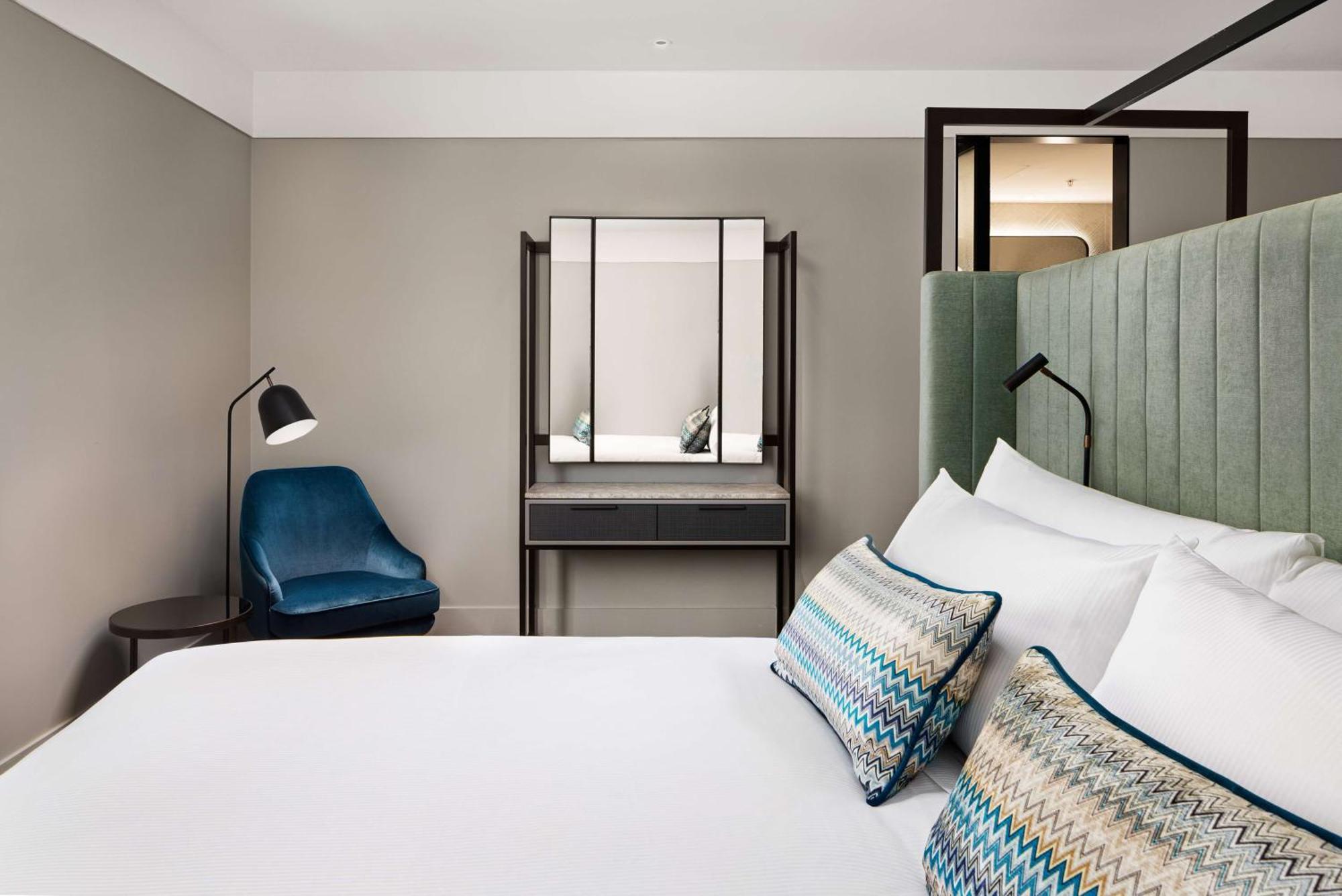 Hilton Melbourne Little Queen Street Bagian luar foto A bedroom at the hotel