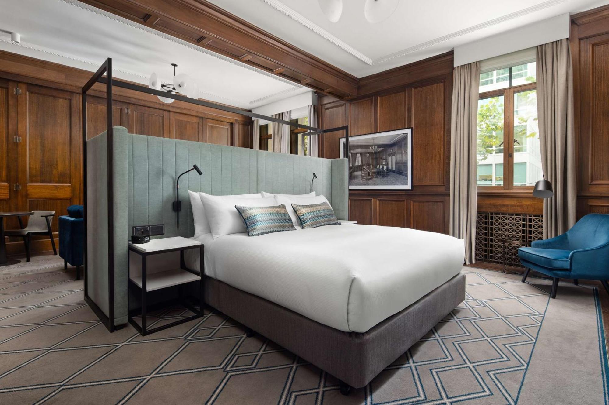 Hilton Melbourne Little Queen Street Bagian luar foto A bedroom at the hotel