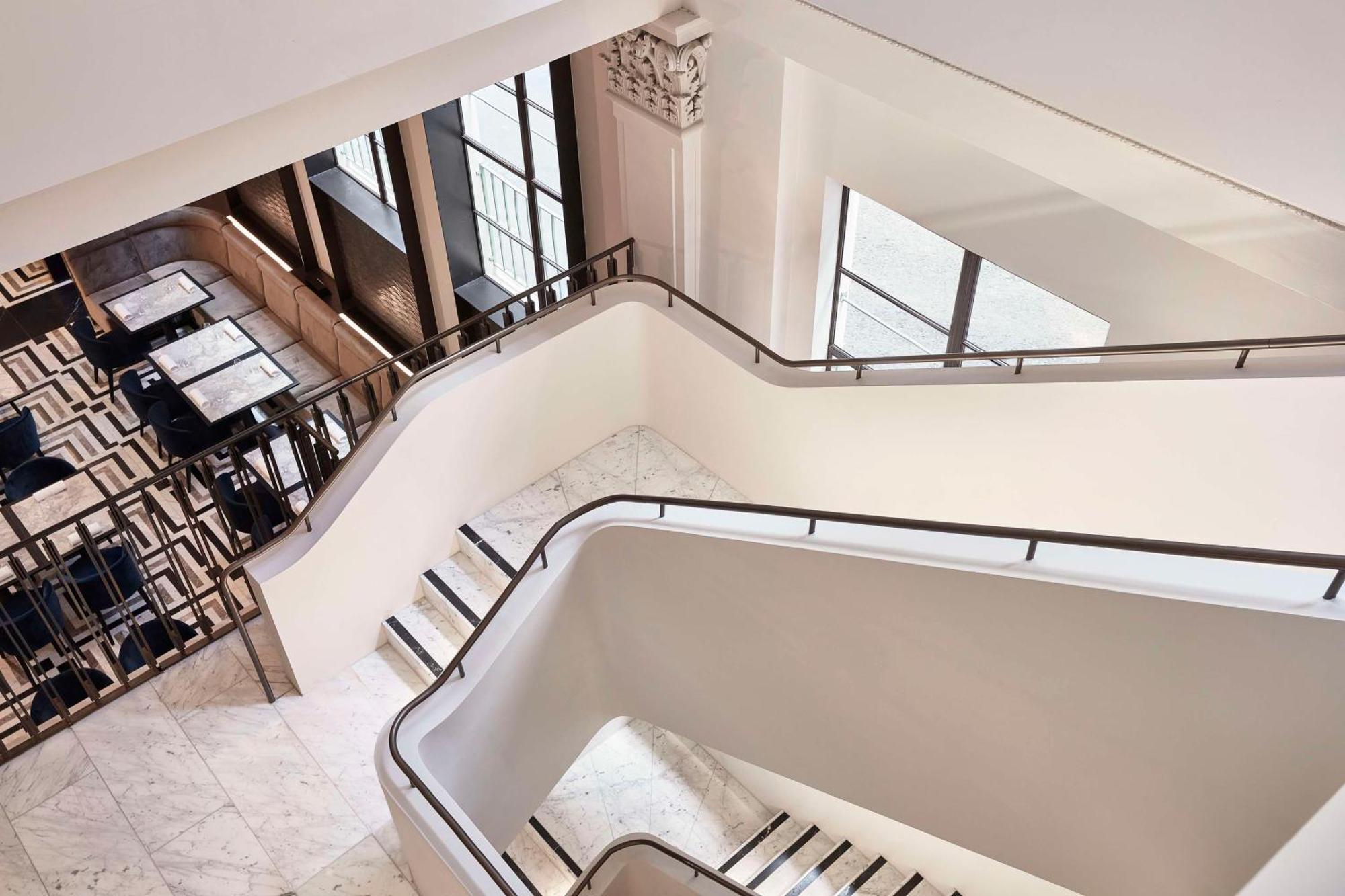 Hilton Melbourne Little Queen Street Bagian luar foto Staircase