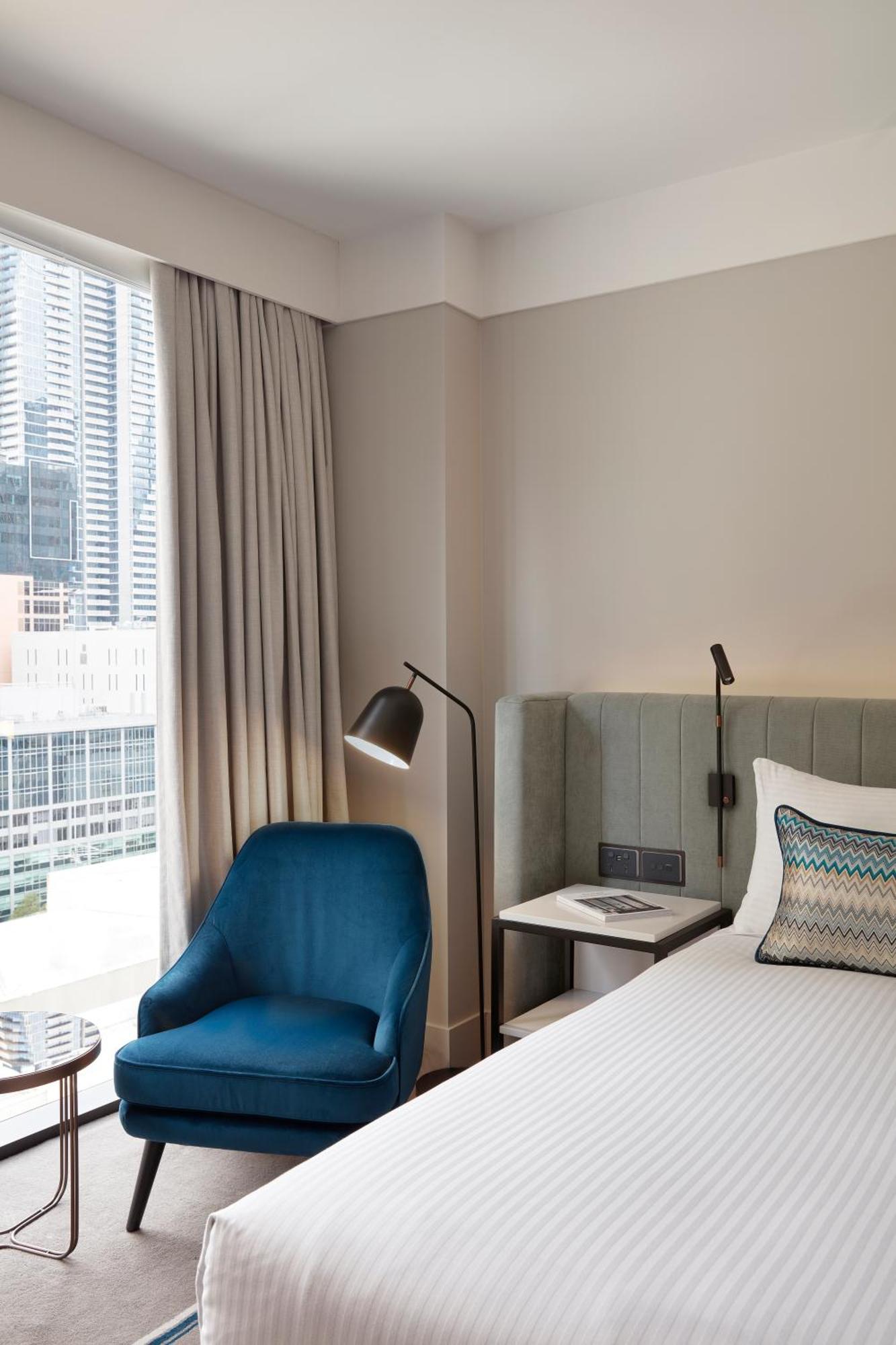 Hilton Melbourne Little Queen Street Bagian luar foto A room at the hotel