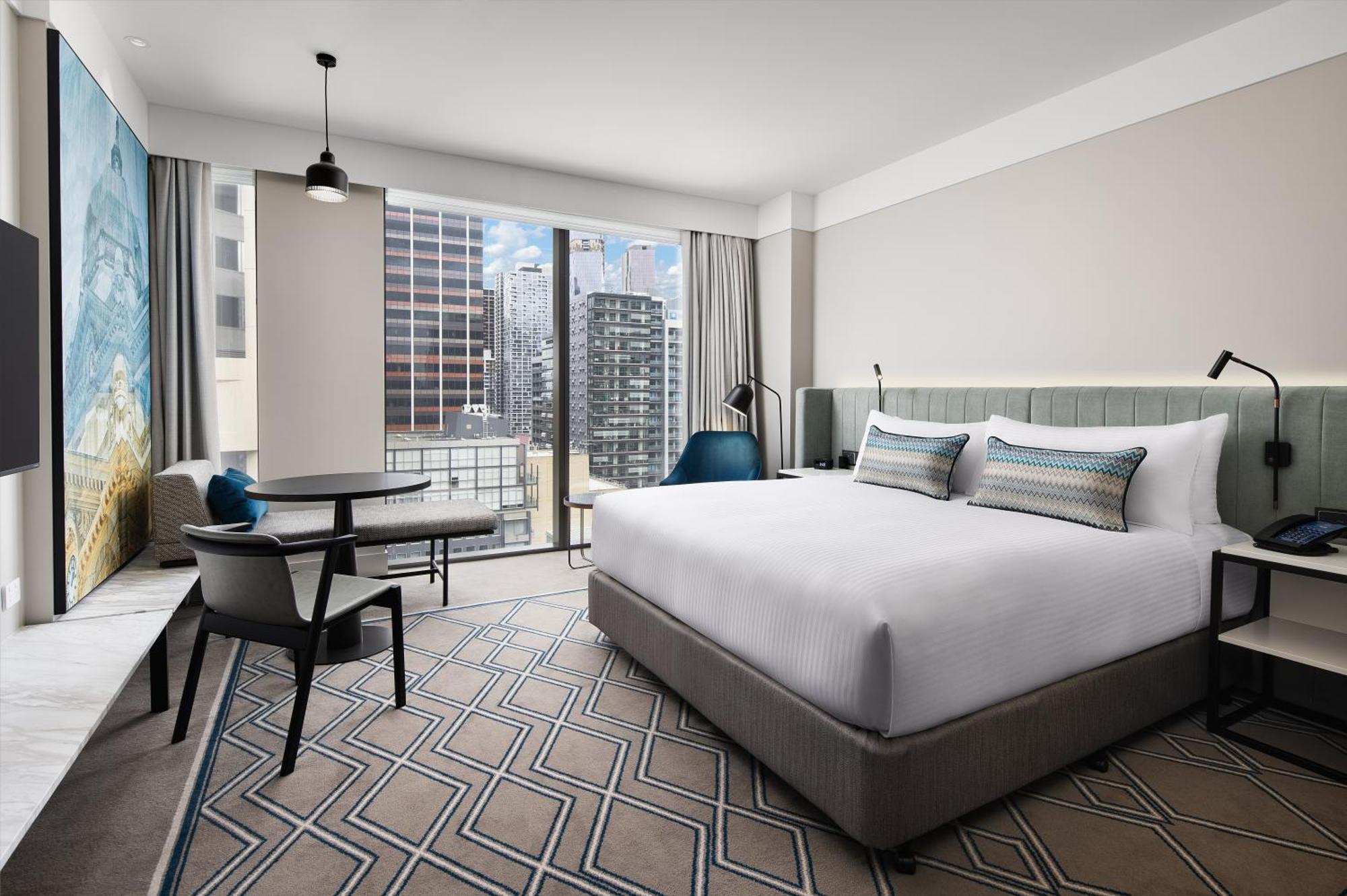 Hilton Melbourne Little Queen Street Bagian luar foto A guest room at the hotel