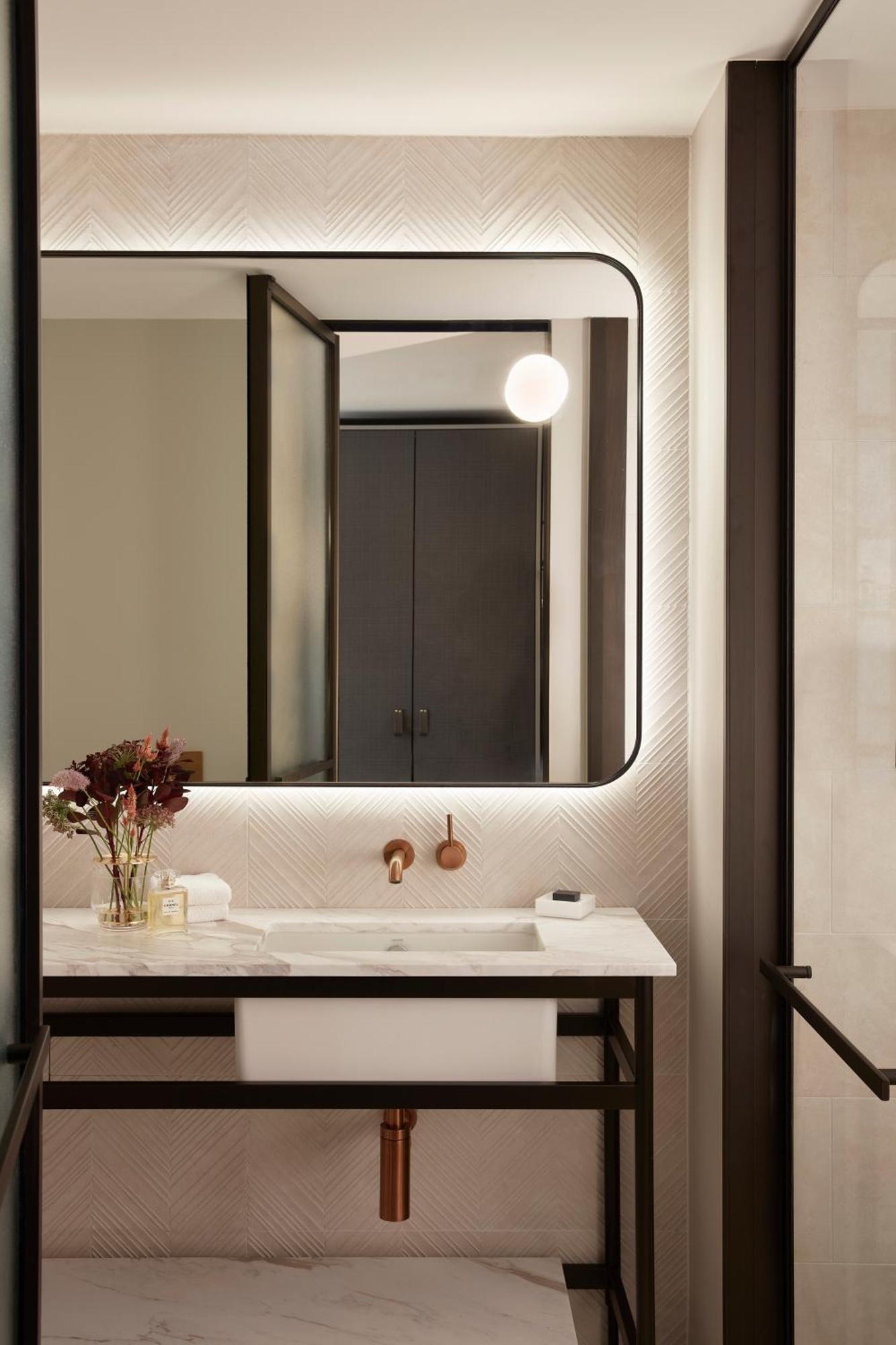 Hilton Melbourne Little Queen Street Bagian luar foto Bathroom