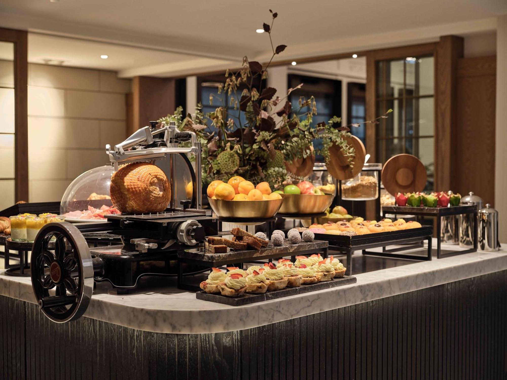 Hilton Melbourne Little Queen Street Bagian luar foto A buffet at a hotel