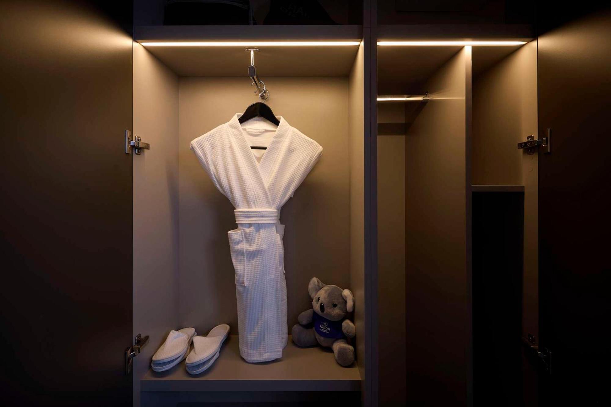 Hilton Melbourne Little Queen Street Bagian luar foto A bathrobe in a hotel room