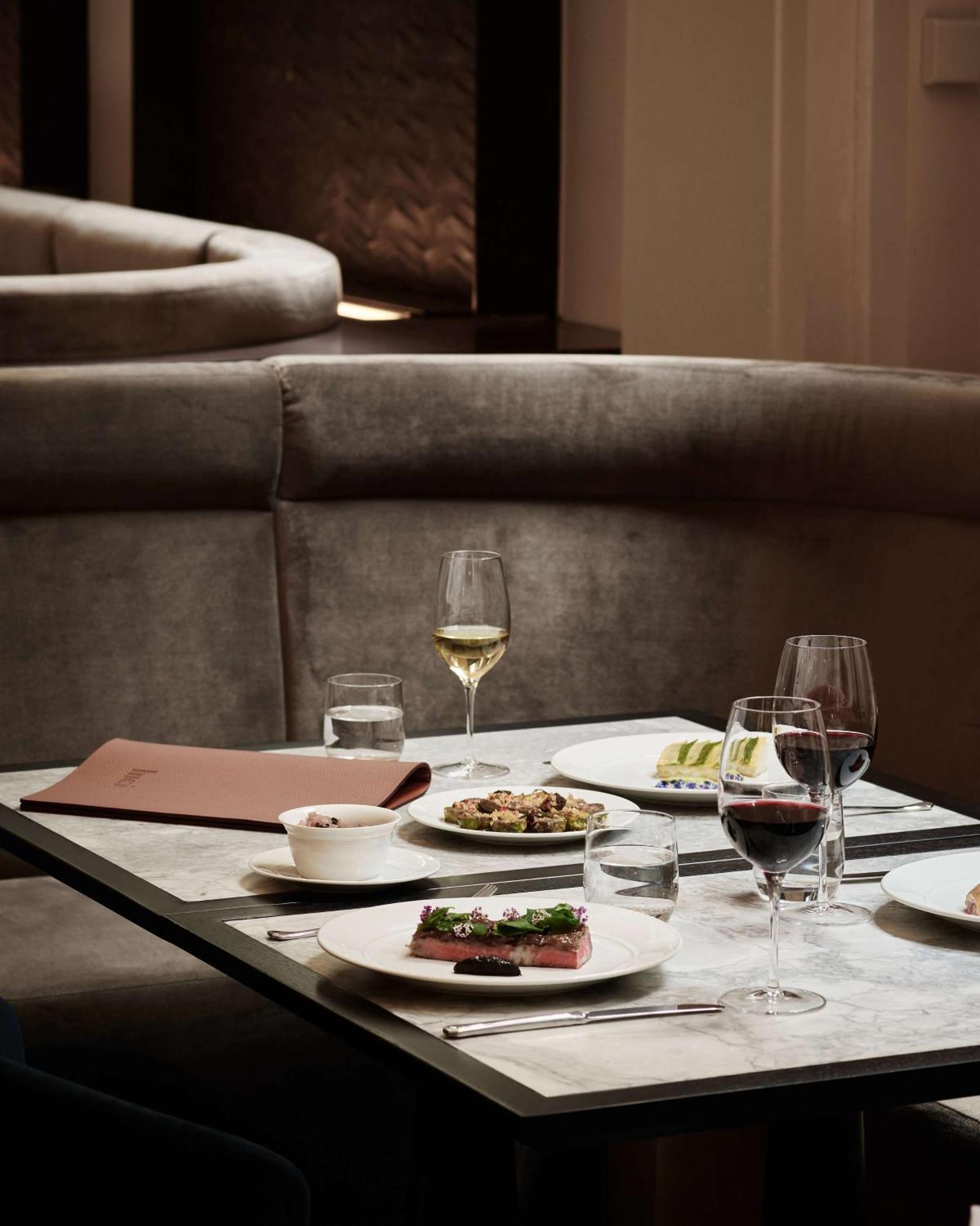 Hilton Melbourne Little Queen Street Bagian luar foto Restaurant AOC